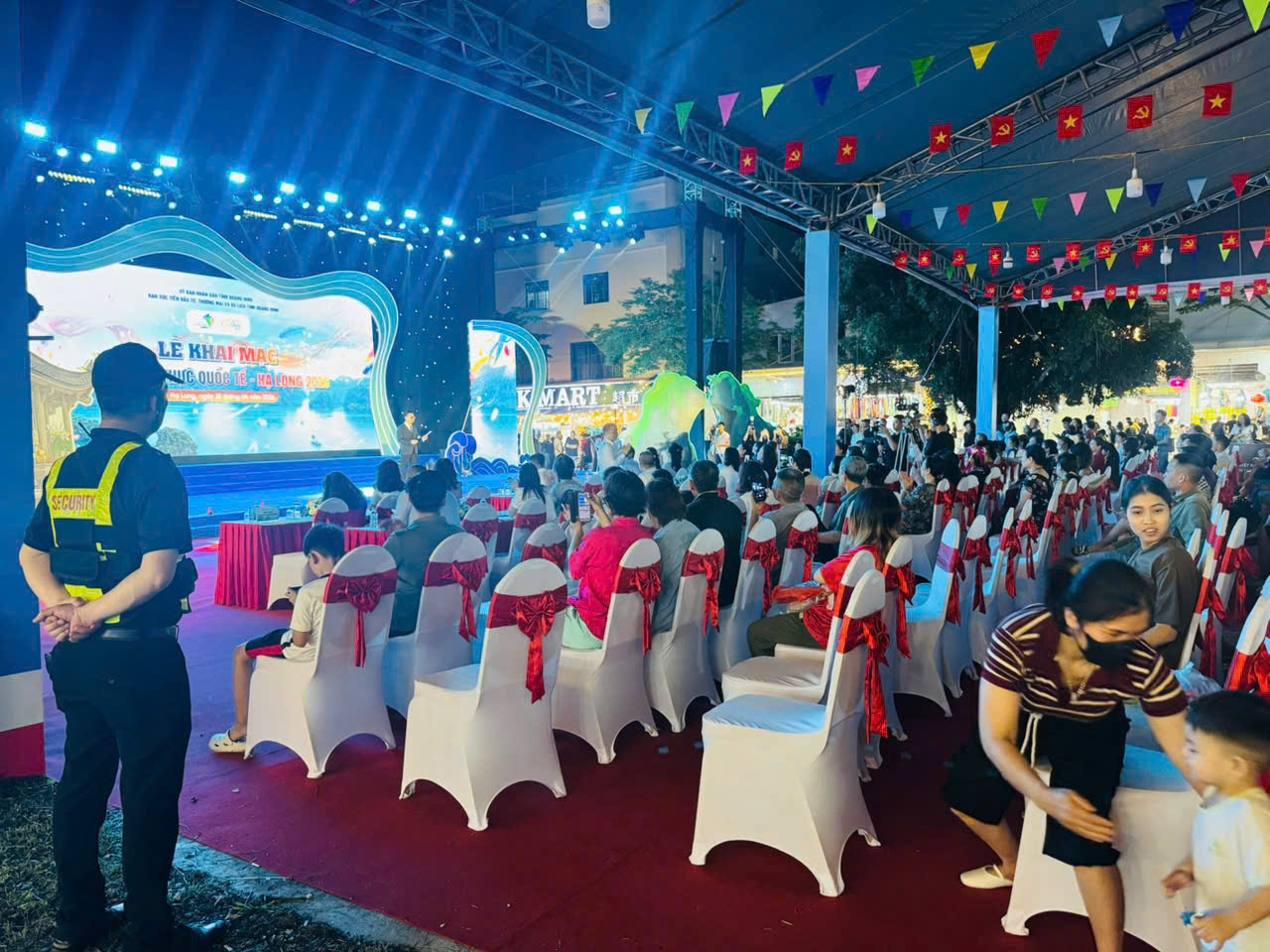 bao-ve-hung-vuong-bao-ve-su-kien-pho-am-thuc-quoc-te-ha-long-2026-tai-tttm-ha-long-marina-praza (3)