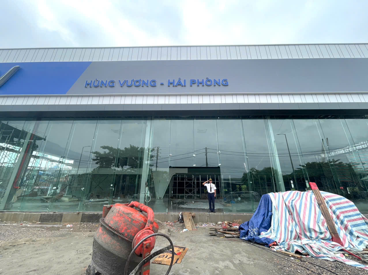 ngay-15-9-cong-ty-bao-ve-hung-vuong-trien-khai-bao-ve-tshowroom-hang-xe-vinfast-dia-chi-so-879-hung-vuong-phuong-hong-bang-hai-phong (1)